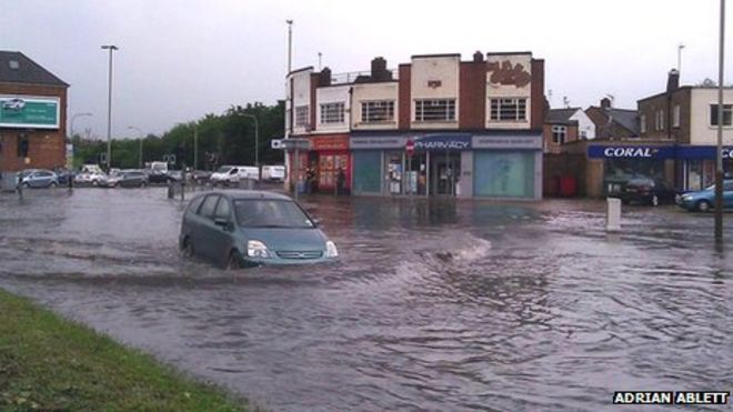 Наводнение на перекрестке Fosse Road North, Groby Road и Blackbird Road, Лестер