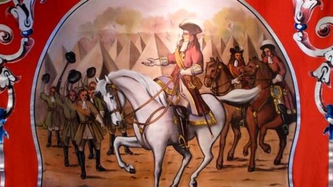 На этом знамени изображен Вильгельм Оранский на его отличительной белой лошади, которую его солдаты приветствовали перед битвой при Бойне. Джеймс II потерпел поражение, прекратив свои надежды вернуть себе трон.