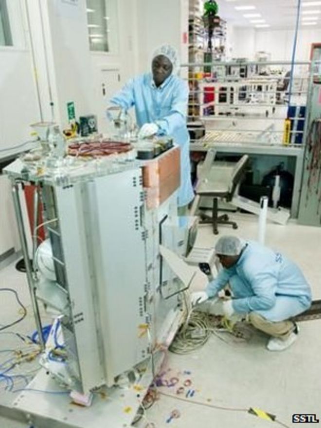 Инженеры NASRDA, работающие над NigeriaSAT-2