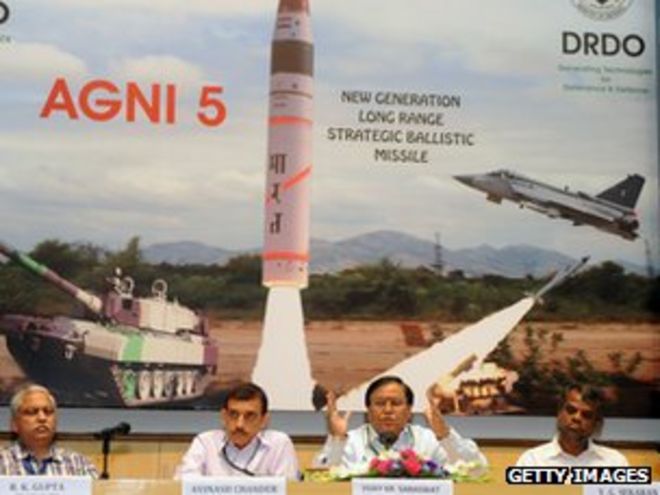 Ученый В.К. Сарасват (2-й справа) на пресс-конференции, посвященной запуску ракеты большой дальности
