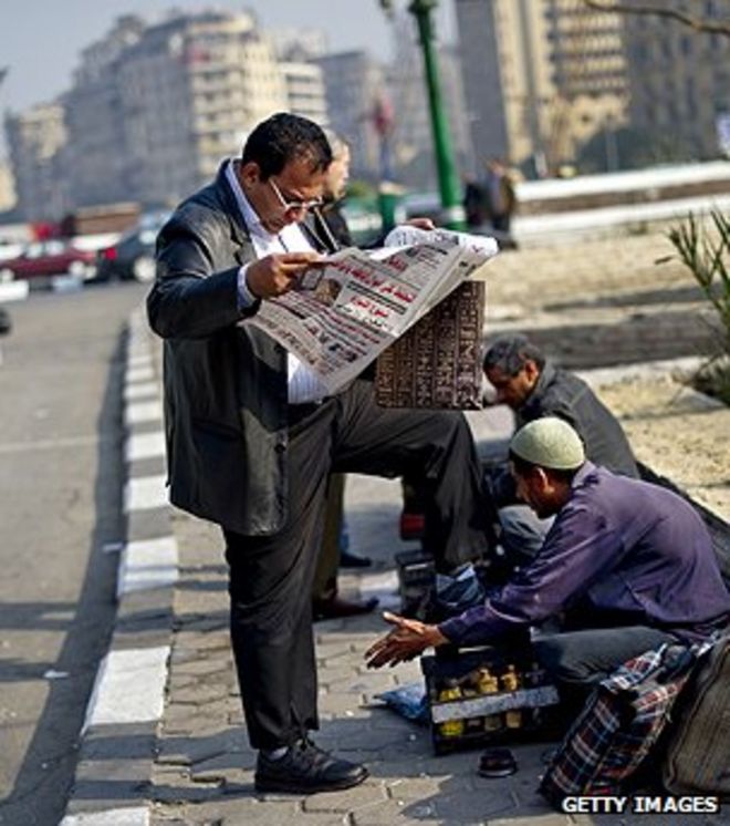 Мужчина читает газету на Каирской улице