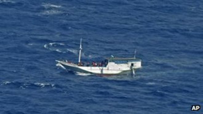 Фотография, выпущенная Индонезийским национальным агентством по поиску и спасению деревянной лодки, на борту которой, как предполагается, находилось до 180 лиц, ищущих убежища, у острова Рождества, Австралия, 4 июля 2012 года