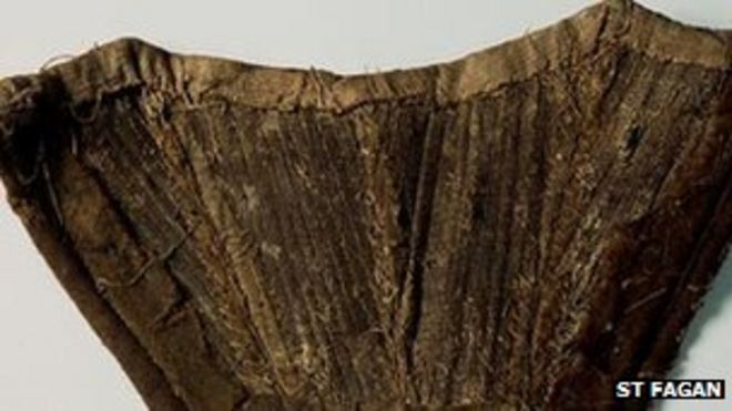 Фрагмент корсета середины 18-го века, найденный в стене во время реставрационных работ в соломенной хижине в Понтарддулиасе (c) Св. Фаганс: Национальный исторический музей