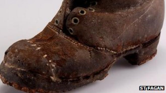 Кожаная обувь, найденная за камином в Ty Cerrig, Llanfachreth, в марте 1994 года. (C) Св. Фаган: Национальный исторический музей
