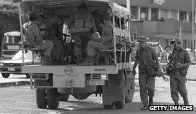 Солдаты патрулируют в Суве после майского переворота 1987 года