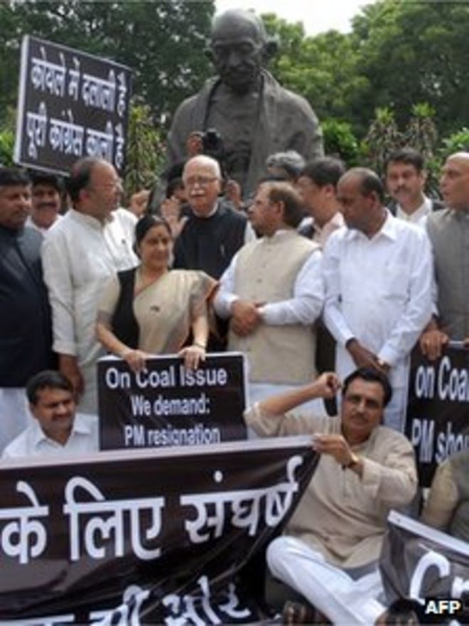 Члены оппозиции, в том числе старший лидер партии «Бхаратия джаната» (БДП) Лалкришна Адвани (С) и лидер оппозиции Сушма Сварадж Лок Сабха (3-й слева), принимают участие в акции протеста в здании парламента в Нью-Дели 7 сентября 2012 года