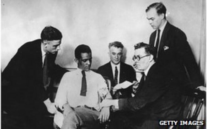 Джеймс Фрай, которого судят за убийство, проходит проверку на правду, которую проводит Уильям Марстон (второй справа)