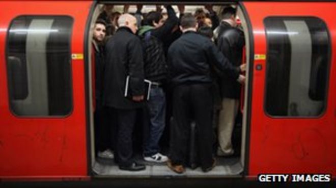 Пассажиры лондонского метро сжимаются в В одном опросе 24% удаленных работников сказали, что отвлекающие факторы делают их менее продуктивными