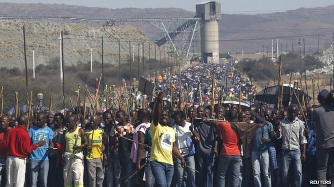 Шахтеры принимают участие в марше на шахте Lonmin's Marikana в северо-западной провинции Южной Африки 10 сентября 2012 года