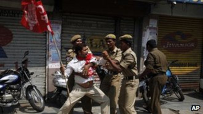 Индийские полицейские задержали активиста левой партии во время общенациональной забастовки в Хайдарабаде