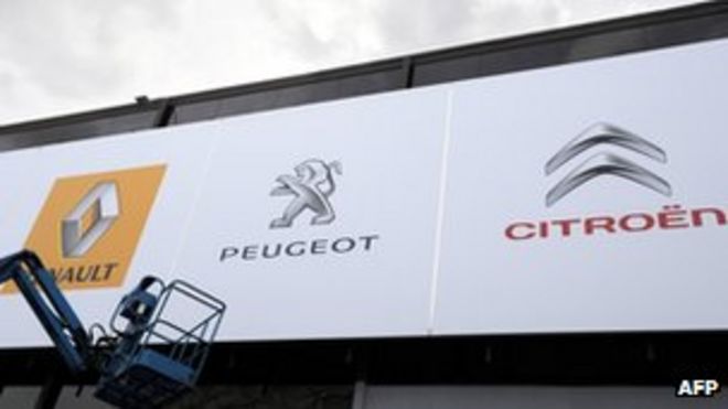Плакат на Парижском автосалоне с логотипами Renault, Peugeot и Citroen