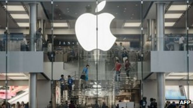 Покупатели в магазине Apple в Гонконге