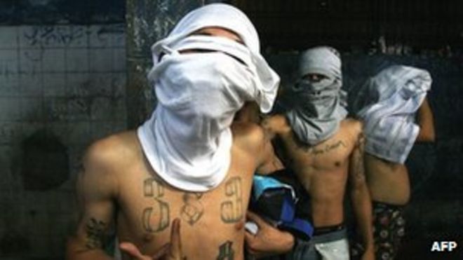 Члены банды Mara 18 скрывают свои личности в полицейском участке в Илопнаго (2007)