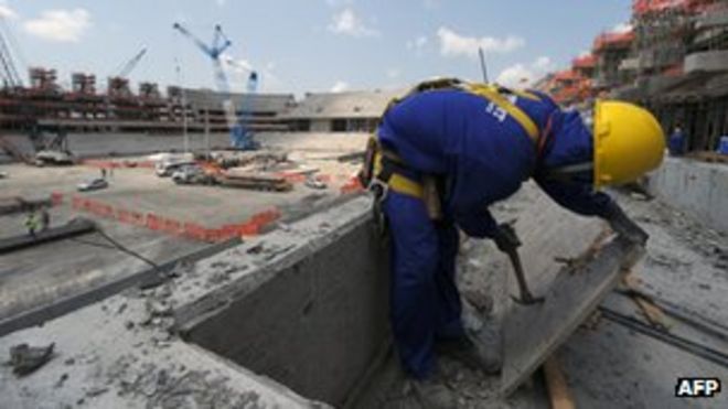 Работник, помогающий восстановить стадион Маракана