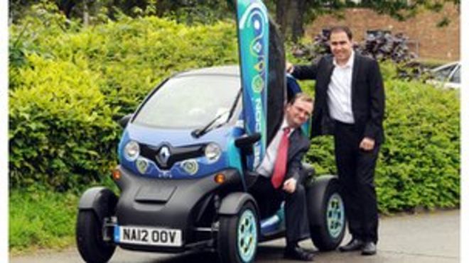 Студент и начальник с автомобилем Renault Twizy