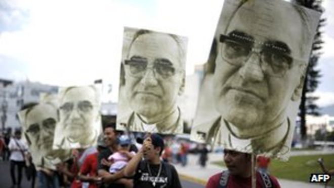 Сальвадорцы отмечают 31-ю годовщину убийства в 1980 году кампании по защите прав человека и архиепископа Сан-Сальвадора Оскара Ромеро 24 марта 2011 года