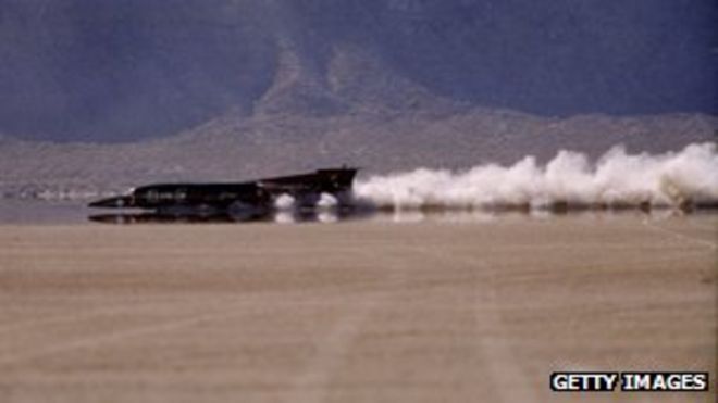 Гонщик Thrust SSC Land Speed ??Racer спускается по дну пустыни Невады, устанавливая рекорд скорости в пустыне Блэк Рок в Неваде