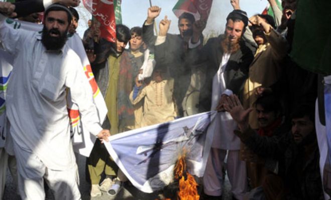 В Исламабаде протестующие сжигают картину беспилотника