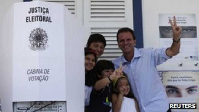 Эдуардо Паес позирует со своими детьми