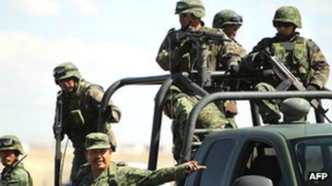 Войска мексиканской армии на месте убийства в Сьюдад-Хуарес, Мексика (март 2013 года)