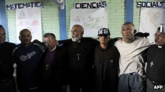 Священники и члены сальвадорской банды