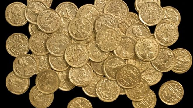 Часть национально значимой находки 159 позднеримских золотых монет, найденных возле Сент-Олбанс в октябре 2012 года