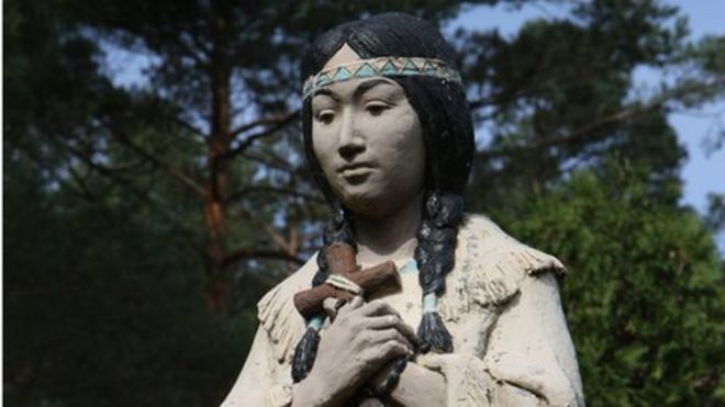 Статуя Катери Текаквитха в храме ей в Фонде, Нью-Йорк