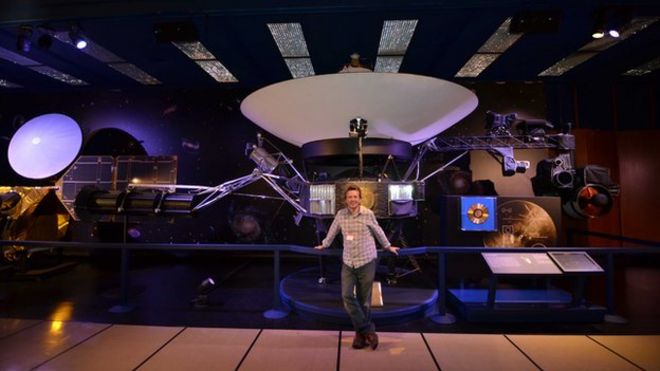 Крис Райли рядом с моделью Вояджер в JPL