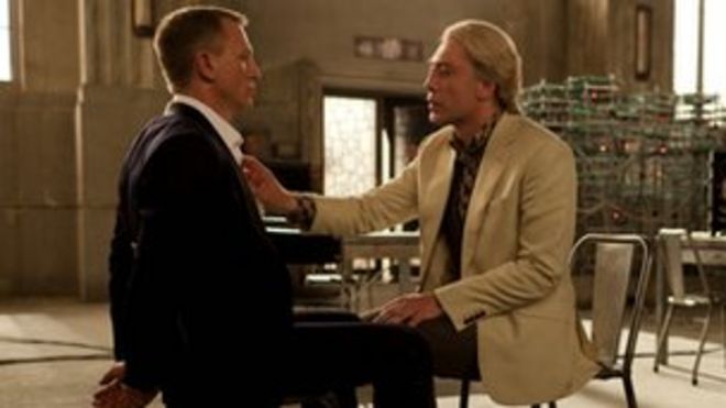 Дэниел Крейг и Хавьер Бардем в Skyfall