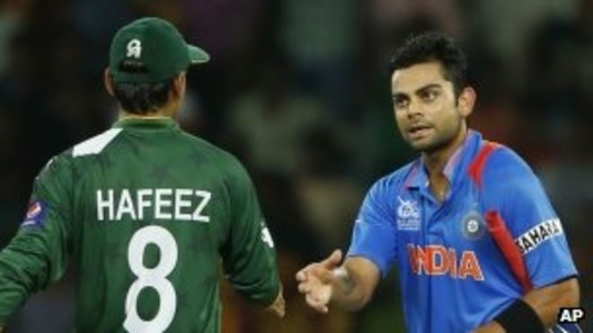 Индийский игрок с битой Вират Кохли (справа) обменивается рукопожатием с капитаном Пакистана Мохаммадом Хафизом после того, как избил их восемью калитками в матче Супер-восьмерки Кубка мира по крикету среди юниоров между Индией и Пакистаном в Коломбо