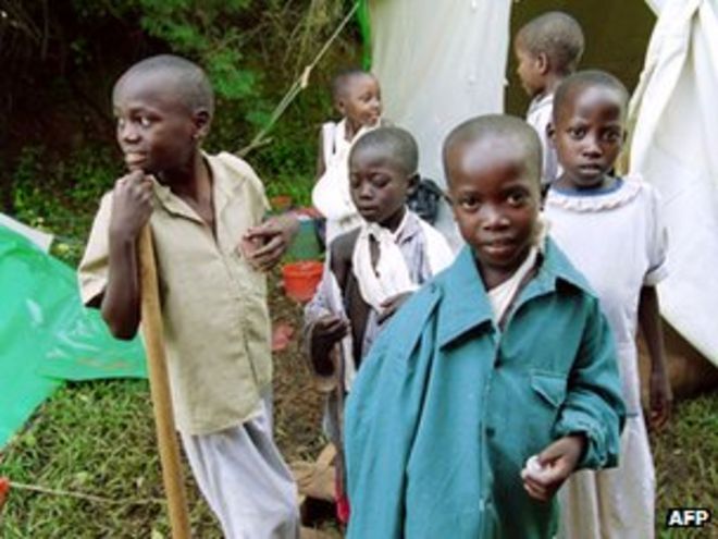 Дети тутси, изуродованные мачете во время гражданской войны в Руанде в больнице Красного Креста в Кигали 12 мая 1994 года