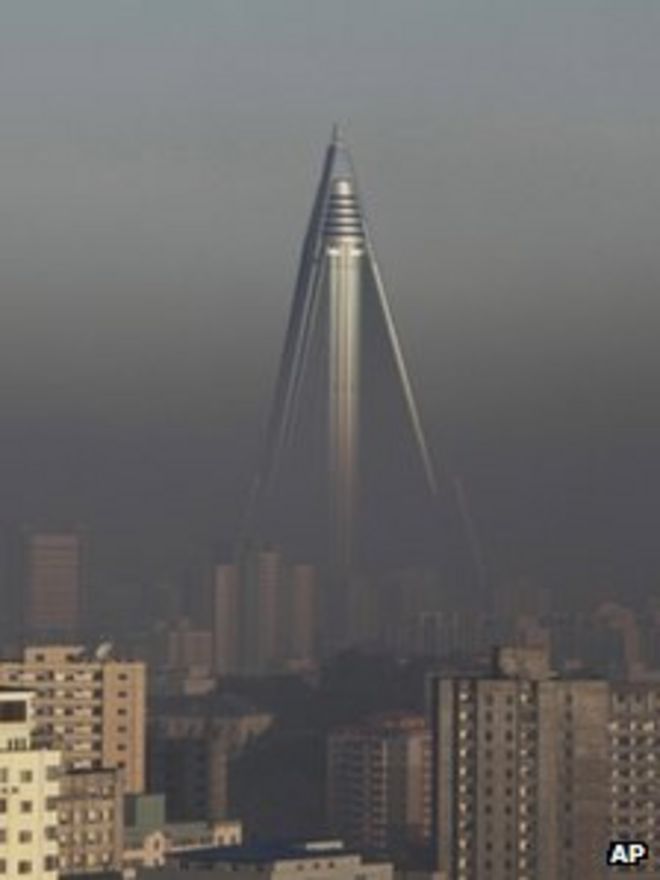 Отель Ryugyong стоит над смогом, доминирующим над горизонтом Пхеньяна в 2011 году