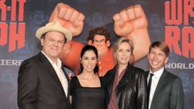 Звезды голоса Wreck-It Ralph Джон С Рейли (слева), Сара Сильверман и Джейн Линч (справа)