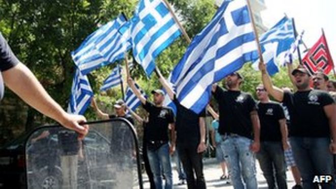 Члены ультраправой греческой ультранационалистической партии «Золотая заря» проводят демонстрации у турецкого консульства в северном греческом городе Салоники (28 июня 2012 года)