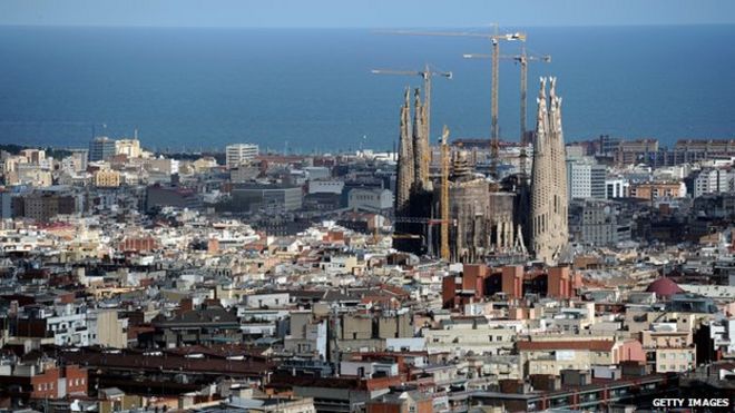 Вид на Барселону в сторону недостроенного собора Святого Семейства Антония Гауди
