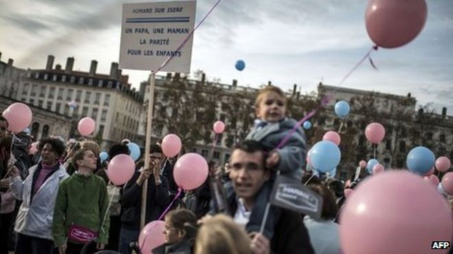 Люди присутствуют на демонстрации против однополых браков в Лионе, Франция, 17 ноября 2012 г.