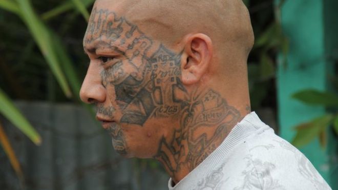 Член банды Мара Сальватруча с татуированным лицом