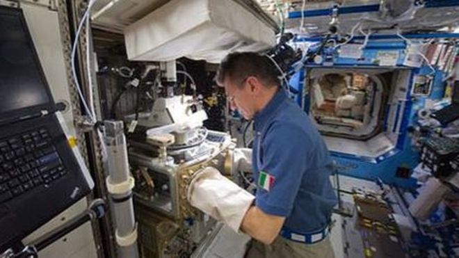 Итальянский астронавт Паоло Несполи проводит эксперименты на космической станции