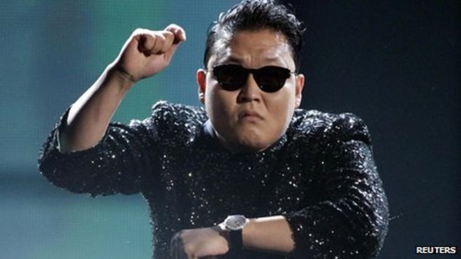 Южнокорейский рэпер Psy исполняет Gangnam Style на 40-й церемонии вручения премии American Music Awards в Лос-Анджелесе, США, на этом фото с 18 ноября 2012 г.