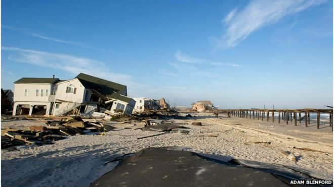 Разрушенные дома и Surf Club на расстоянии на Оушен-авеню