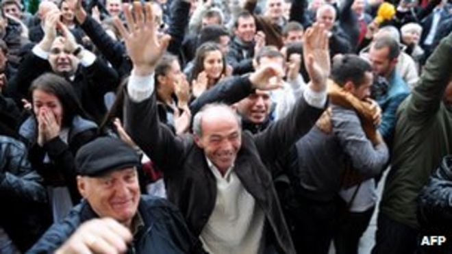 Сторонники Рамуша Харадиная празднуют 29 ноября в Приштине