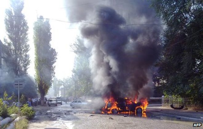 Сцена взрыва автомобильной бомбы в столице Дагестана Махачкале в сентябре 2010 года