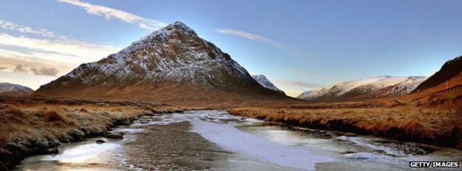 Взгляд Buachaille Etive Mor в Глене Coe 12-ого декабря 2012 в Rannoch причаливает, Шотландия.