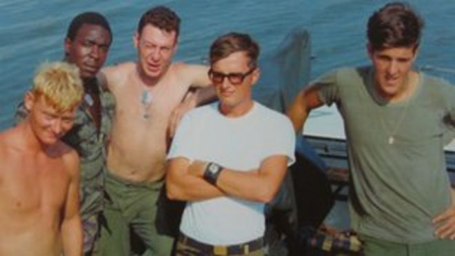 Джон Керри (справа) и военно-морские товарищи во Вьетнаме