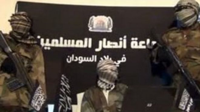 Изображение из видео, выпущенного Jama'tu Ansarul Muslimina Fi Biladis Sudan, исламистской группировкой, известной как Ansaru, которая, как сообщается, показывает неопознанных членов группы, выступающих в неизвестном месте в ноябре 2012 года