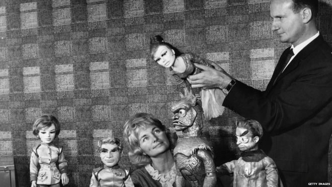 Соучредители приключенческого сериала Stingray, Gerry и Sylvia Anderson с некоторыми куклами из актерского состава