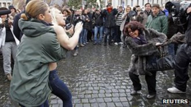 Активистка Femen задержана сотрудницей полиции в Ватикане (13 января 2013 г.)