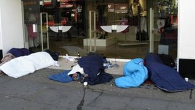 Люди спят на улице