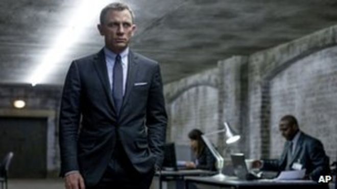 Дэниел Крейг в роли Джеймса Бонда в кадре из Skyfall