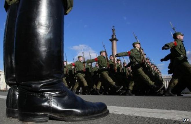 Российские солдаты маршируют во время репетиции парада в Санкт-Петербурге (фото из архива)